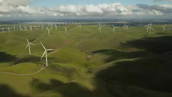 Photo d’un grand parc d’éoliennes